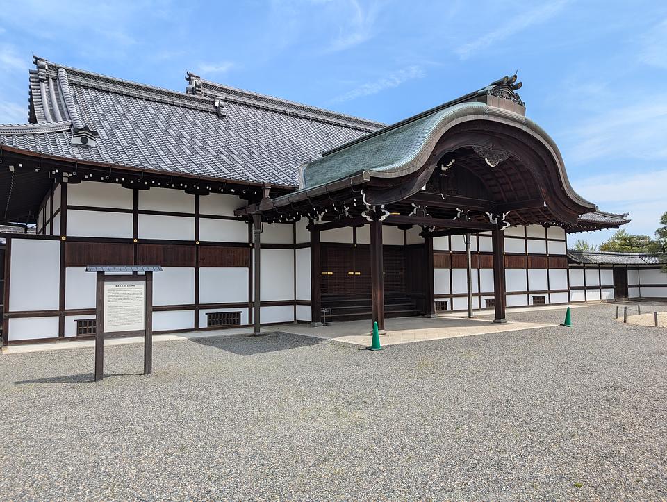 Visitor entrance to the Honmaru-goten Palace